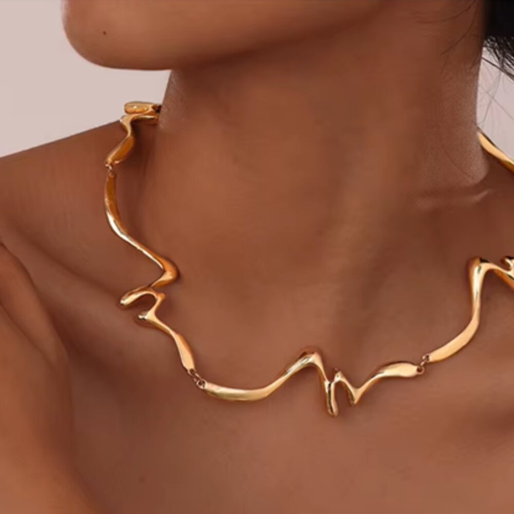 Bold Gold-Tone Abstract Collar Necklace – Modern Elegance